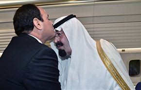تقبيل السيسي رأس الملك السعودي يثير جدلاً