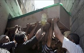 الفلسطينيون يشيعون شهيدين سقطا في غارة بمخيم الشاطئ غرب غزة