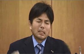 فيديو/ صراخ وبكاء ولطم سياسي ياباني يحاول تبرير فاتورته الباهظة