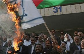 متظاهرون غاضبون يحاولون اقتحام السفارة الاسرائيلية بالأردن