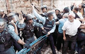 بالفيديو... جنود الاحتلال يمنعون المصلين من الوصول للمسجد الاقصى