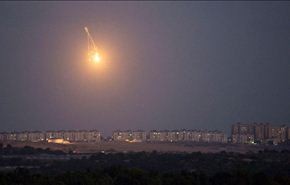 اصابة اسرائيليين بسقوط 3 صواريخ على منتجع ايلات