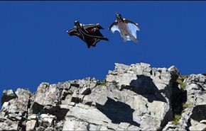 مغامرات مصورة.. رجال يطيرون بأجنحة بين جبال شاهقة