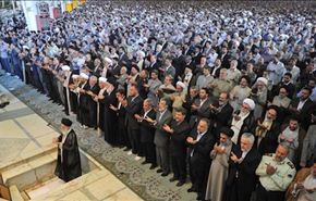 قائد الثورة الإسلامیة يأم صلاة العيد في طهران