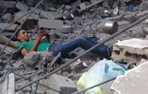 فيديو/ استشهاد فلسطيني على يد قناص إسرائيلي وهويبحث عن عائلته