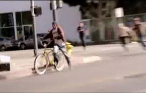 بالفيديو/ لص يسرق دراجة والشرطة تطارده جريا