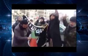 شاهد.. علم فلسطين تحت أقدام داعش + فيديو