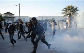 متظاهرون يحرقون مقر شرطة الاحتلال في المسجد الأقصى