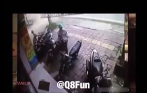 بالفيديو...حاول سرقة دراجة نارية فوقع في شر أعماله