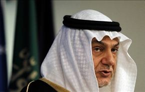 تركي الفيصل يحمل 