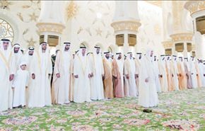 شاهد ..إمام أكبر مساجد الإمارات يخترع سورة جديدة بصلاة العيد