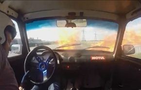 بالفيديو/حريق يشب في سيارة سباق والسائق يقارع الزمن