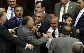 بالصور: عراك بالايدي في البرلمان التركي
