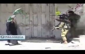 بالفيديو...مسن يحمي المتظاهرين بجسده من رصاص الاحتلال