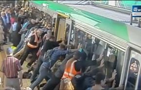 فيديو رائع..العشرات يتحدون قطار لاخراج قدم رجل عالق