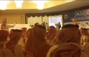 بالفيديو/ سعودي معترضا على صعود امرأة بملتقى الشعر.. مخالفة لولي الأمر