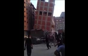 بالفيديو... لحظة سقوط مبنى من 8 طوابق بمصر