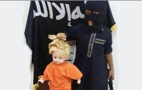 بالصور/داعشي يعلّم ابنه الذبح على طريقة الصحفي الاميركي
