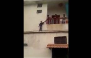 بالفيديو...صغير ينفذ رغبة ابيه في القفز من المبنى!