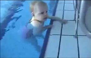 شاهد سباحة الطفلة المعجزة التي لم تتجاوز العامين