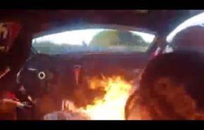 شاهد...نجاة سائق سيارة ومساعده من حريق