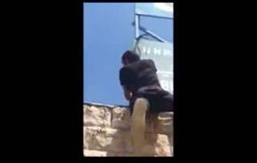 بالفيديو... شاب يحاول الانتحار احتجاجا على ضياع حقه
