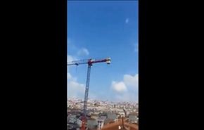 بالفيديو/ یقف في احد اخطر الاماكن في العالم ویصلي!