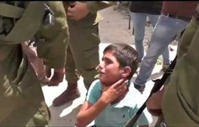 بالفيديو.. نساء ينقذن طفلاً فلسطينياً من أيدي جنود الاحتلال