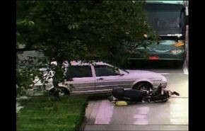 بالفيديو... مارة ينتشلون سيدة من تحت عجلات سيارة