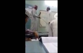 فيديو : مدرس سعودي يضرب طالبا بـ