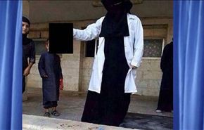 طبيبة داعشية تنشر صورتها وهي تحمل رأس قتيل