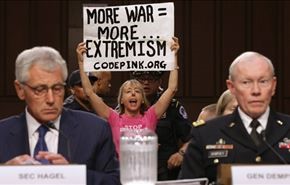 فعالان ضد جنگ، وزیر دفاع آمریکا را غافلگیر کردند + عکس