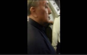 بالفيديو: مسافرون يطردون وزيرا من طائرة تسبب بتأخيرها