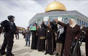 نساء يحرسن المسجد الأقصى لأول مرة في تاريخه