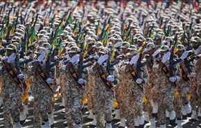 بالصور..استعراض عسكري بذكرى الدفاع المقدس في ايران