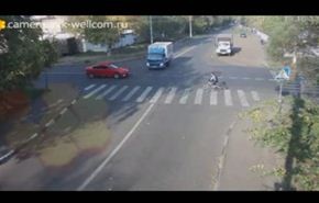 بالفيديو... العناية الالهية تنقذ سائق دراجة من الموت!!