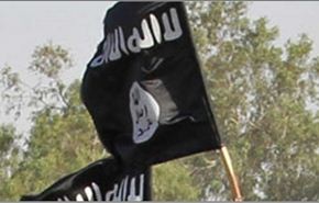 فيديو وصور/نازحون سوريون يرفعون علم داعش مقابل بلدية عرسال بلبنان