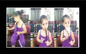 فيديو صادم/ طفلة تدخن الشيشة ووالدتها تصورها