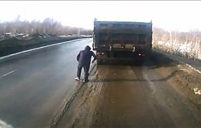 فيديو/ شاحنة كادت تسحق سائقها اثناء محاولته اصلاحها