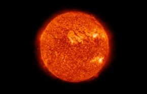 انفجار شمسي متوسط يثير مخاوف من التاثير على الاتصالات في الارض