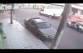 فيديو...مجرم يتهرب من الشرطة بخدعة ماكرة