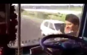 متهور يخرج من شاحنته أثناء سيرها ثم يعود إليها!+فيديو