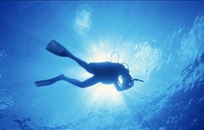 علماء يخترعون بلورة تسمح بالتنفس تحت الماء