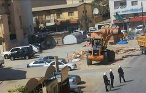 صور/القوات البحرينية تهدم نصباً دينياً يرمز لعاشوراء