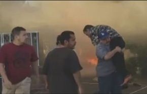 فيديو... يجازف بحياته لإنقاذ عجوز من حريق