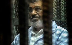 مرسي في رسالة عبر فيسبوك يدعو أنصاره لاستمرار الثورة