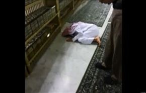 فيديو لرجل يتوفى ساجداً بالحرم المكي يثير جدلا بالسعودية