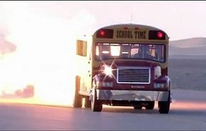 بالفيديو.....حافلة مدرسية تسابق الطائرة!!