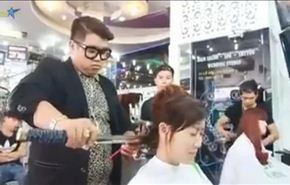 بالفيديو.. حلاق فيتنامي يستخدم سيف الساموراي في حلاقة زبائنه