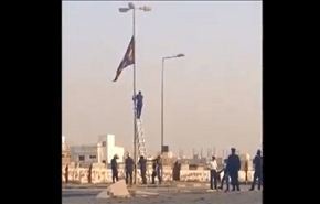 فيديو:الامن البحريني يزيل راية عاشوارئية قريبا من قصر الملك!